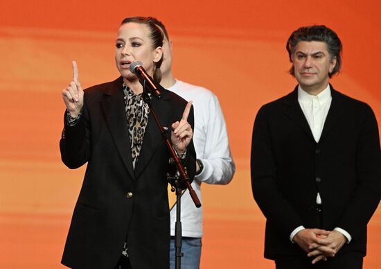 Президент РФ В. Путин наградил победителей международной премии "#Мывместе"