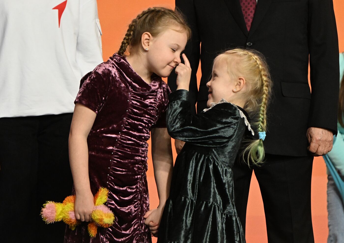 Президент РФ В. Путин наградил победителей международной премии "#Мывместе"