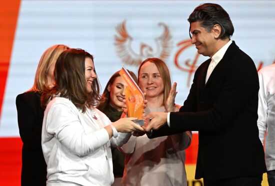 Президент РФ В. Путин наградил победителей международной премии "#Мывместе"