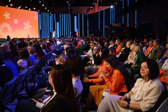 Президент РФ В. Путин наградил победителей международной премии "#Мывместе"