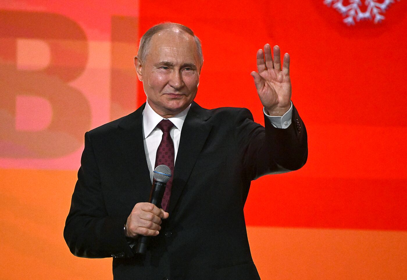 Президент РФ В. Путин наградил победителей международной премии "#Мывместе"