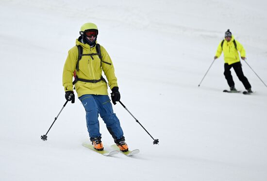 Начало зимнего сезона на горнолыжном курорте "Эльбрус"