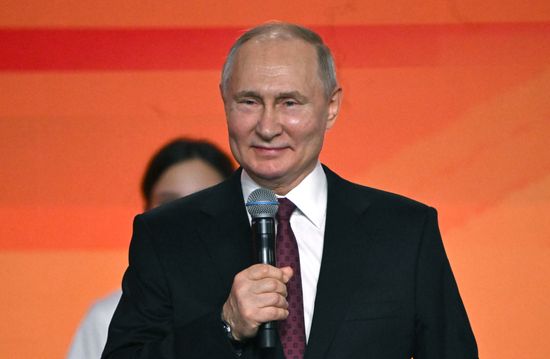 Президент РФ В. Путин наградил победителей международной премии "#Мывместе"