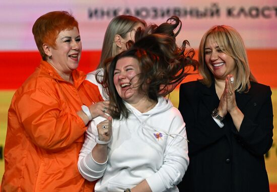 Президент РФ В. Путин наградил победителей международной премии "#Мывместе"