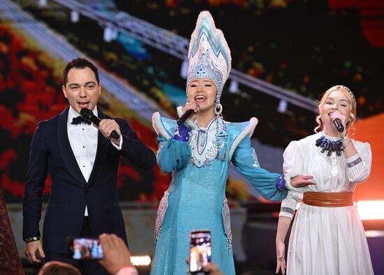 Президент РФ В. Путин наградил победителей международной премии "#Мывместе"