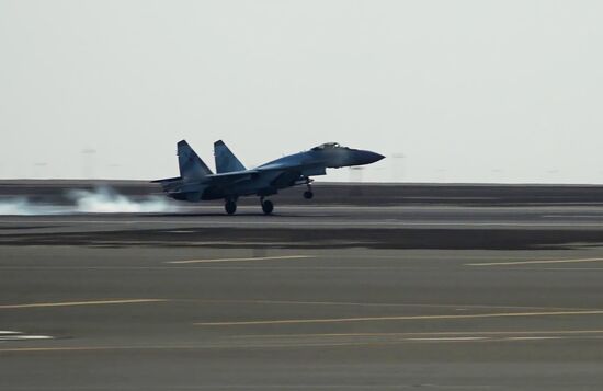 Истребители Су-35С сопровождали борт президента РФ в Абу-Даби