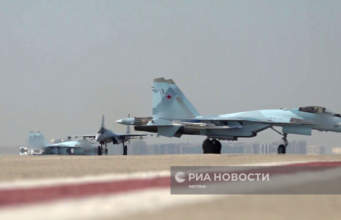 Истребители Су-35С сопровождали борт президента РФ в Абу-Даби