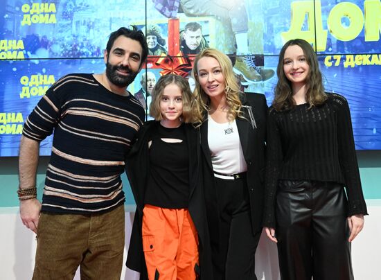 Премьера фильма "Одна дома"