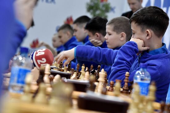 Гроссмейстер Сергей Карякин открывает смену для юных шахматистов ДНР в "Артеке"