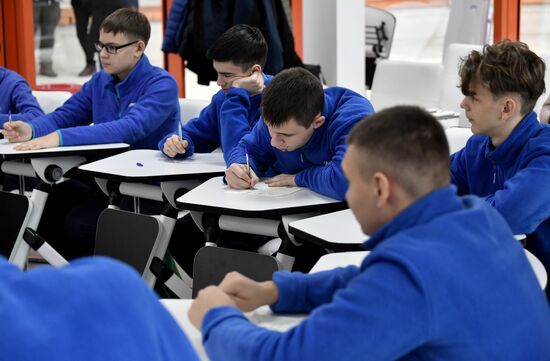 Гроссмейстер Сергей Карякин открывает смену для юных шахматистов ДНР в "Артеке"