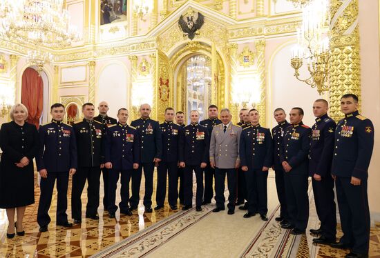 Президент РФ В. Путин вручил Героям России медали "Золотая Звезда"