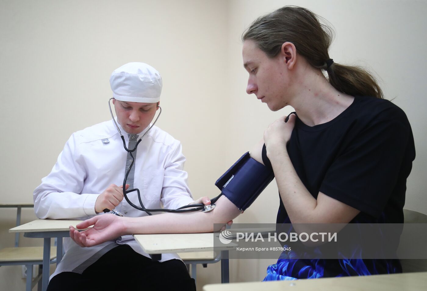 Занятия студентов медицинского колледжа в симуляционном центре в Волгограде