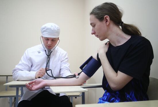 Занятия студентов медицинского колледжа в симуляционном центре в Волгограде