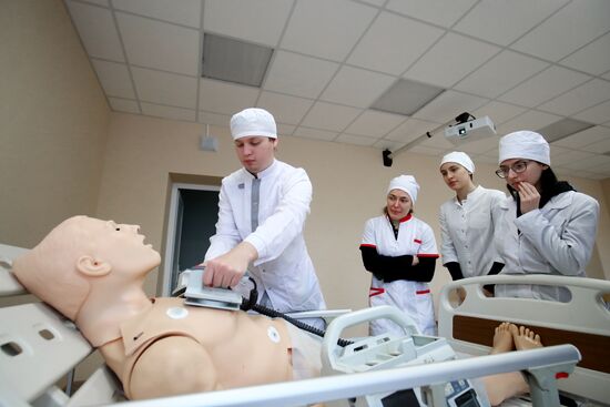 Занятия студентов медицинского колледжа в симуляционном центре в Волгограде