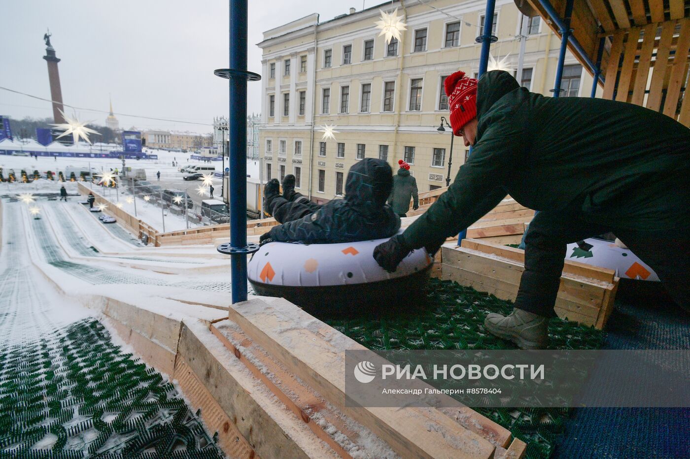 Открытие горки для катания на Дворцовой площади в Санкт-Петербурге