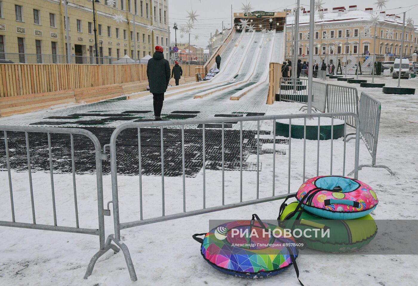 Открытие горки для катания на Дворцовой площади в Санкт-Петербурге