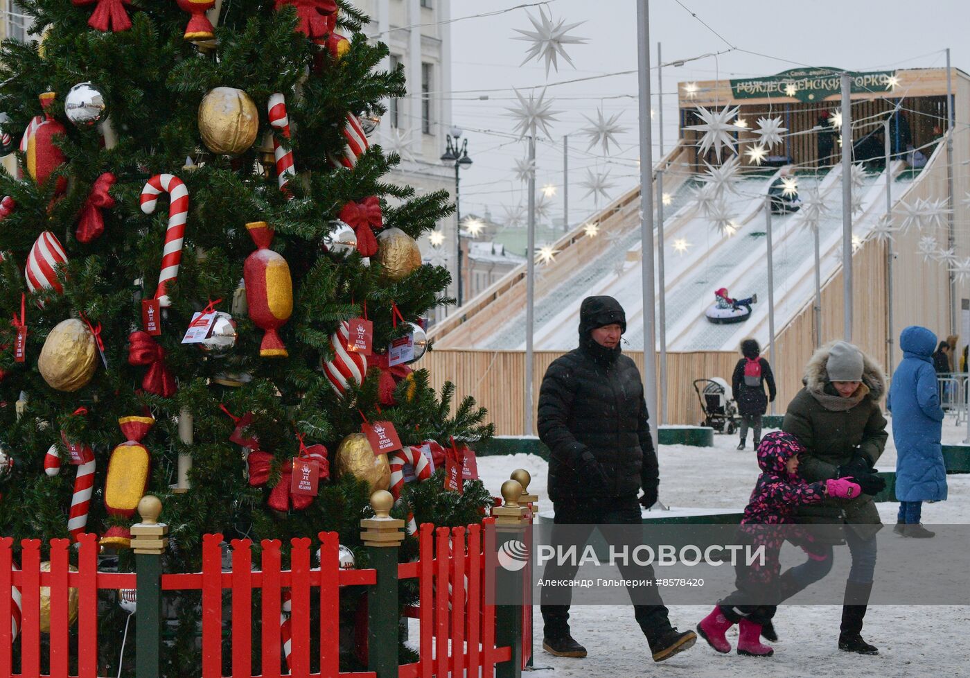 Открытие горки для катания на Дворцовой площади в Санкт-Петербурге