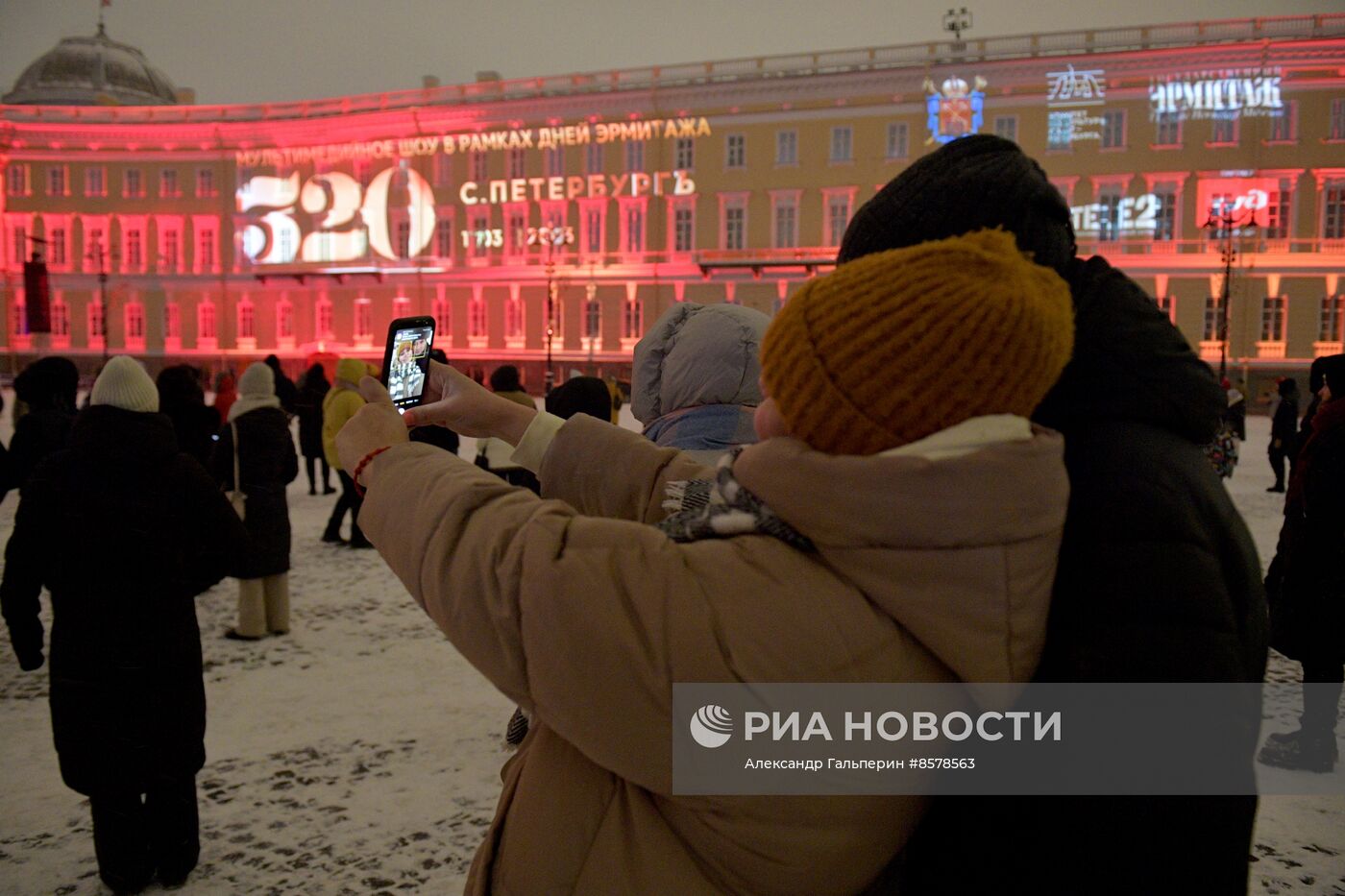Световое шоу на Дворцовой площади, посвященное 320-летию Санкт-Петербурга