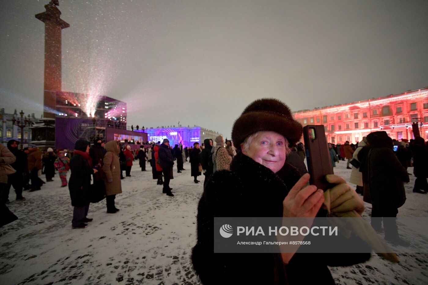 Световое шоу на Дворцовой площади, посвященное 320-летию Санкт-Петербурга