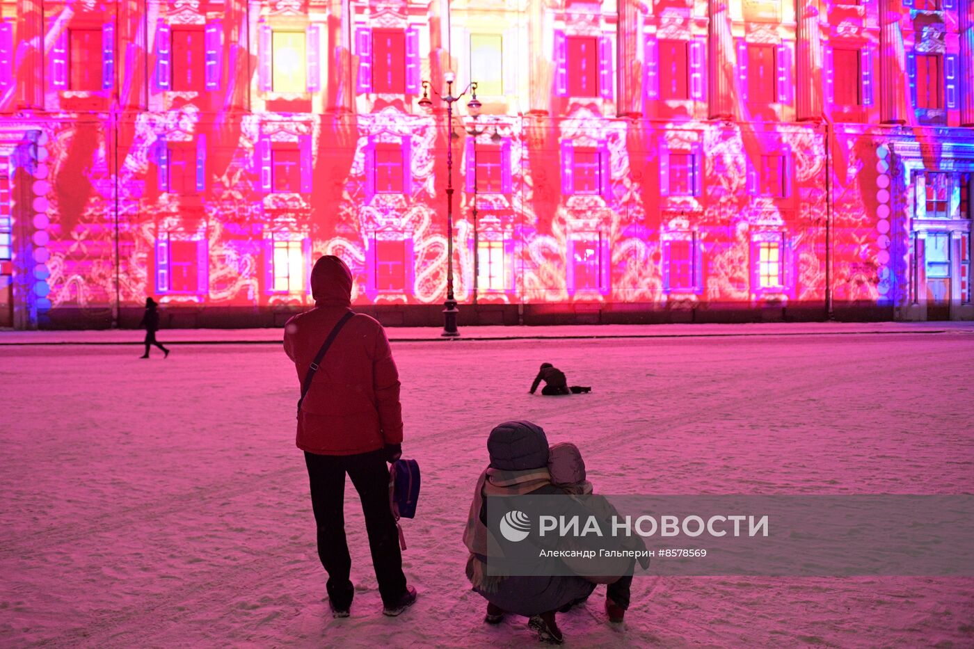 Световое шоу на Дворцовой площади, посвященное 320-летию Санкт-Петербурга