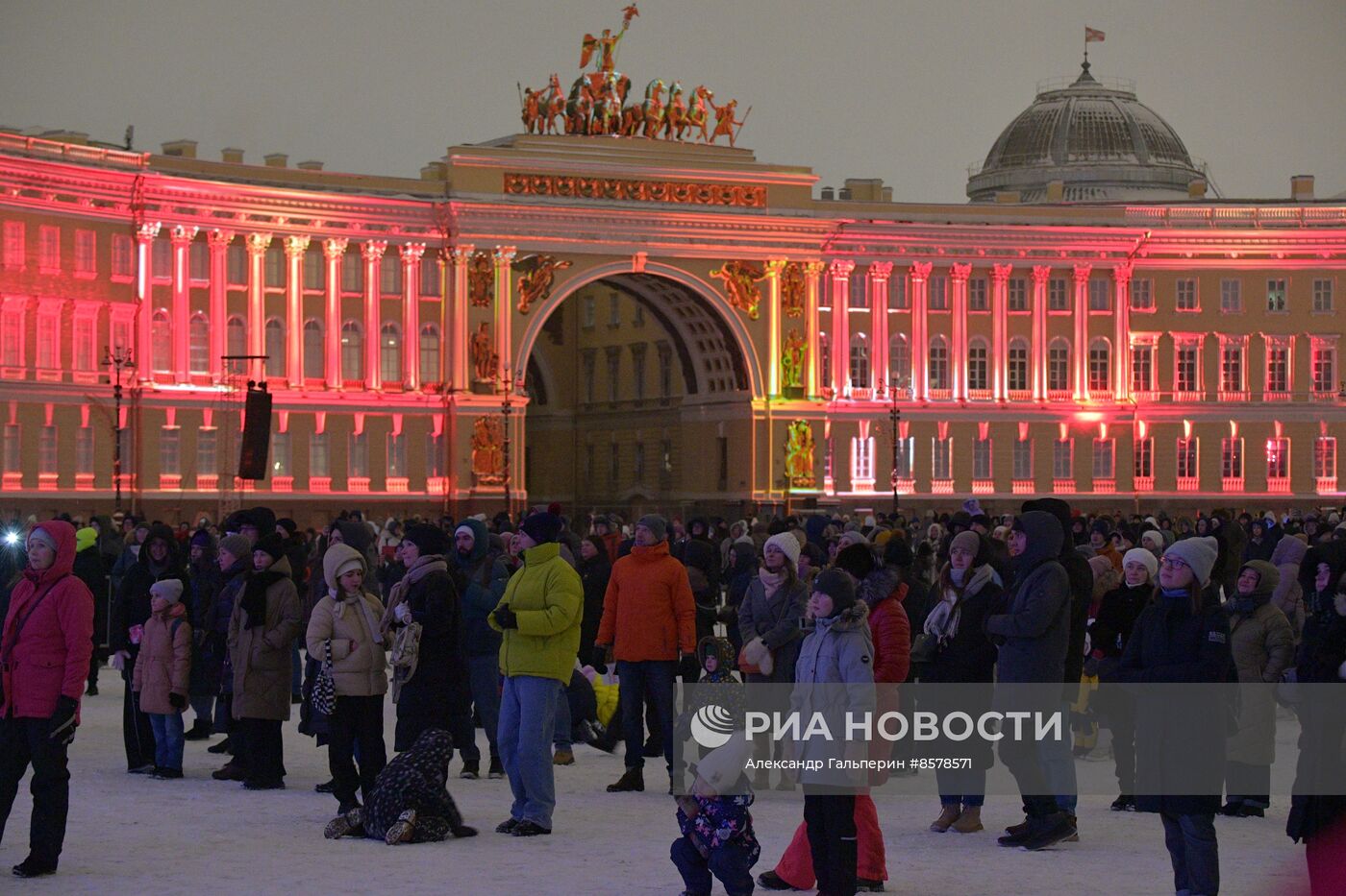 Световое шоу на Дворцовой площади, посвященное 320-летию Санкт-Петербурга