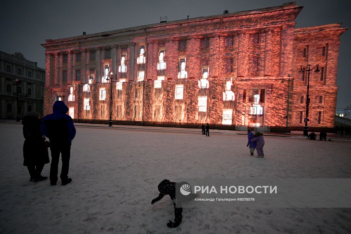 Световое шоу на Дворцовой площади, посвященное 320-летию Санкт-Петербурга