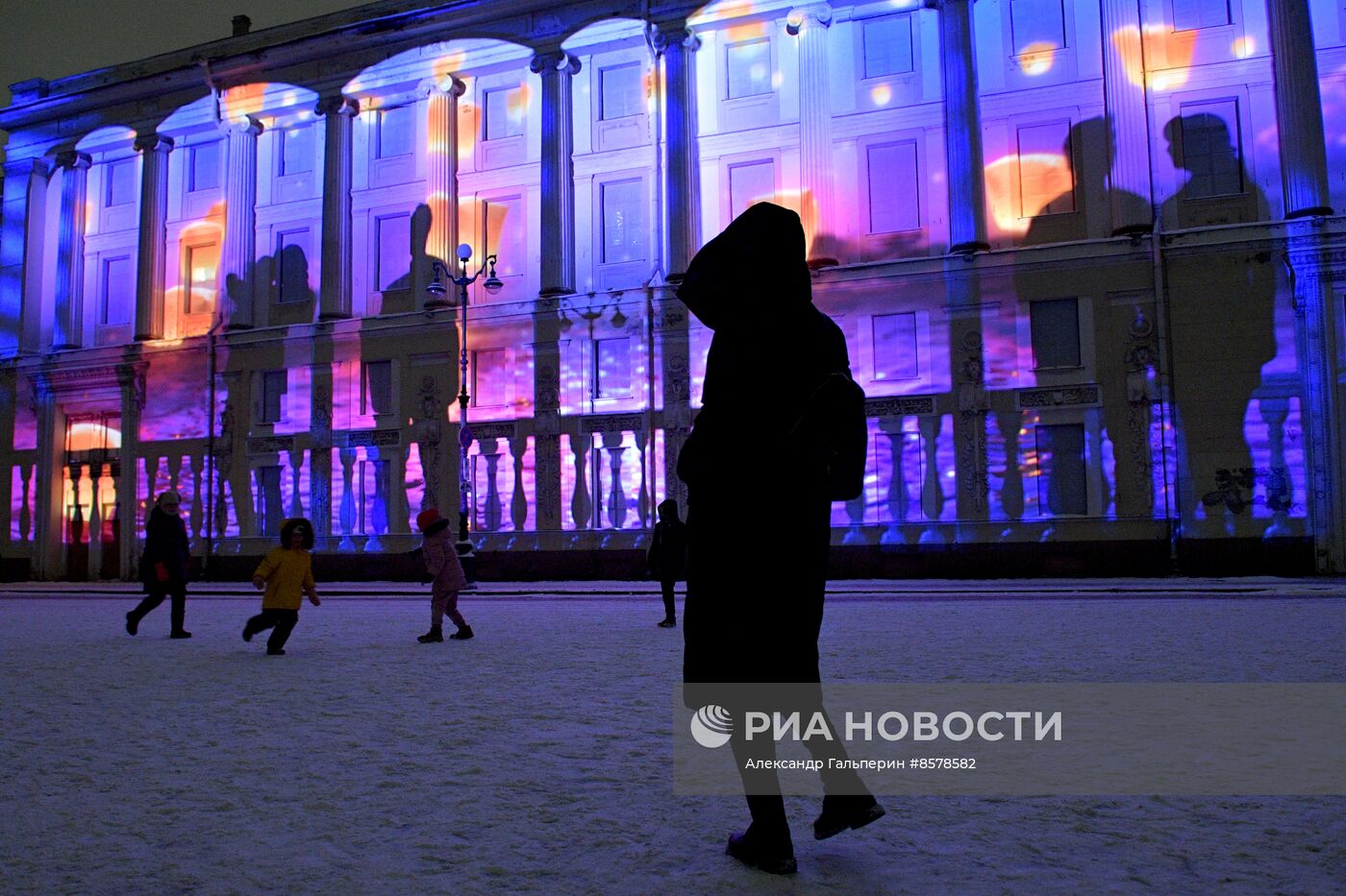 Световое шоу на Дворцовой площади, посвященное 320-летию Санкт-Петербурга