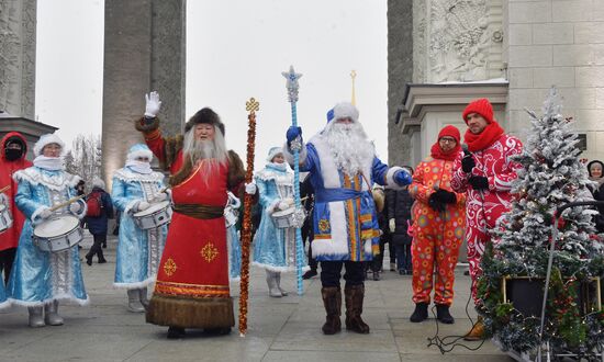 Выставка "Россия". День Деда Мороза: Соок Ирей и Кодзыд Поль