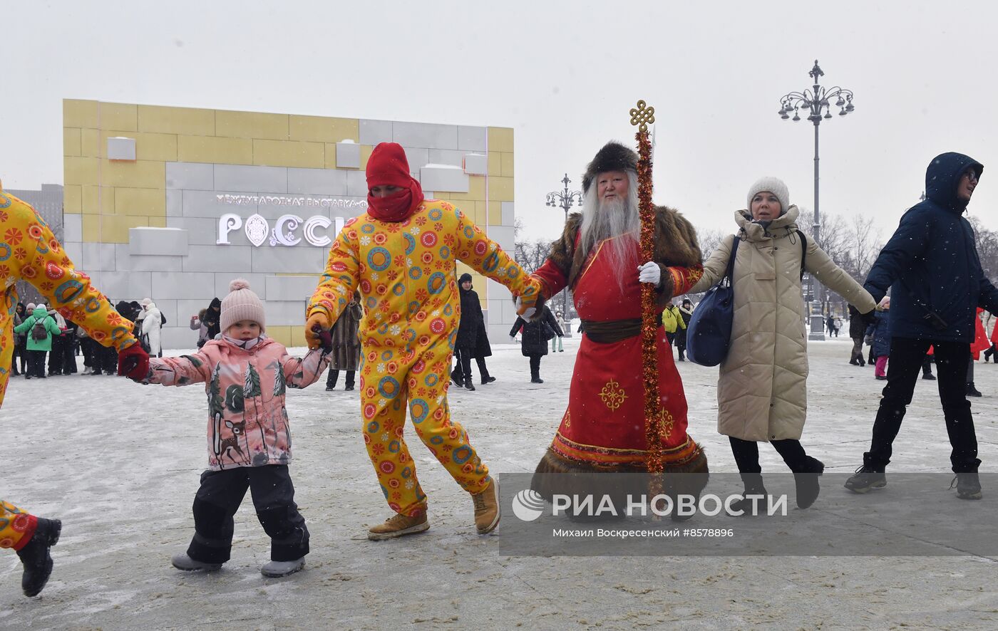 Выставка "Россия". День Деда Мороза: Соок Ирей и Кодзыд Поль