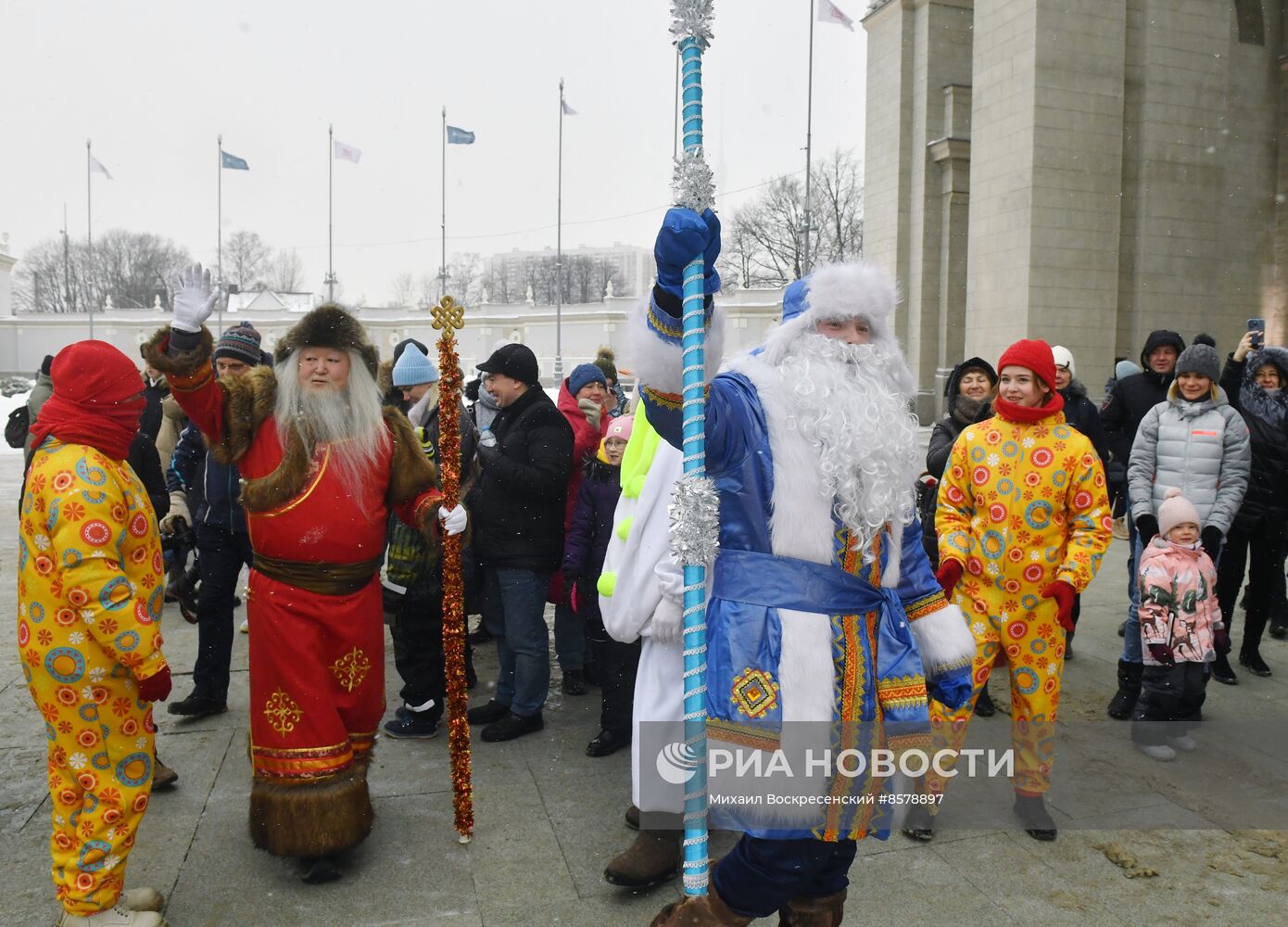 Выставка "Россия". День Деда Мороза: Соок Ирей и Кодзыд Поль