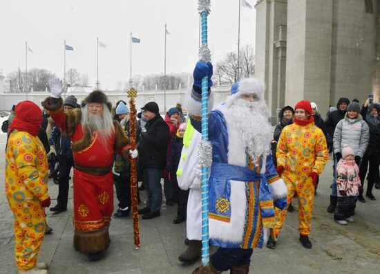 Выставка "Россия". День Деда Мороза: Соок Ирей и Кодзыд Поль