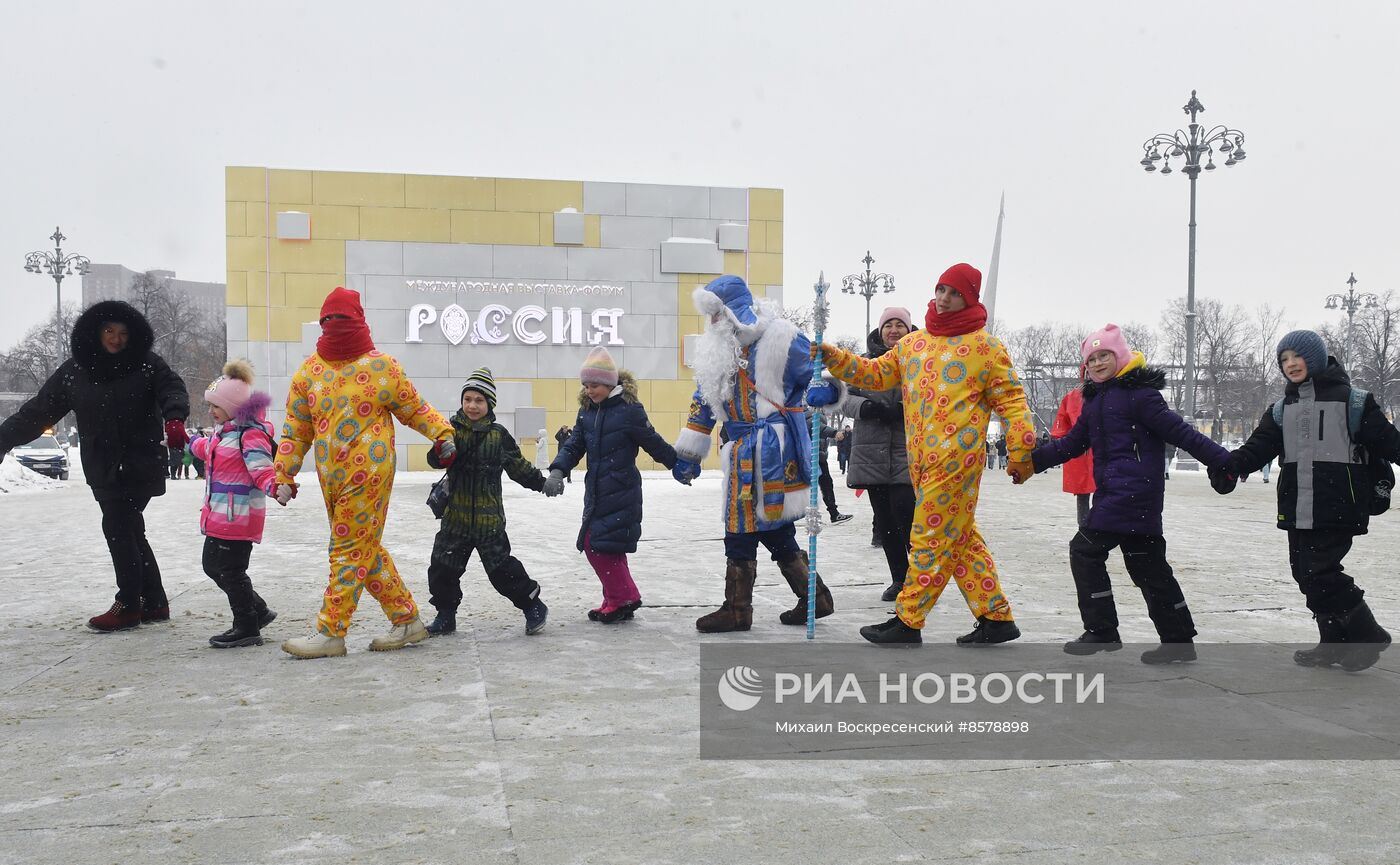 Выставка "Россия". День Деда Мороза: Соок Ирей и Кодзыд Поль