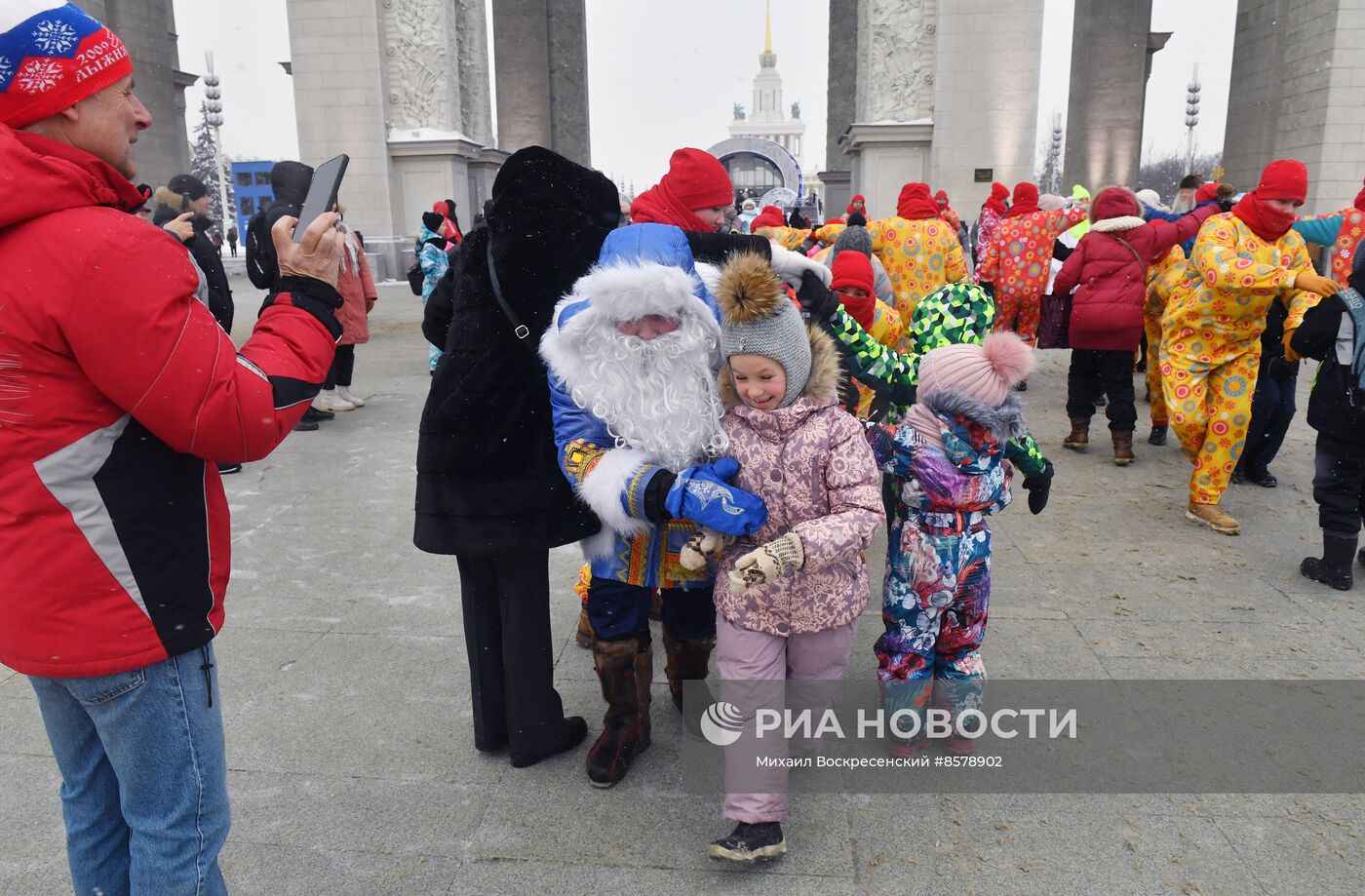 Выставка "Россия". День Деда Мороза: Соок Ирей и Кодзыд Поль