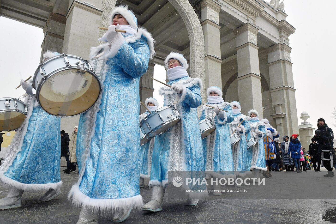 Выставка "Россия". День Деда Мороза: Соок Ирей и Кодзыд Поль