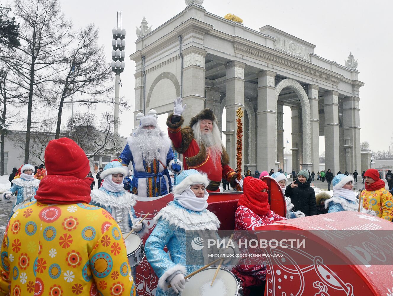 Выставка "Россия". День Деда Мороза: Соок Ирей и Кодзыд Поль