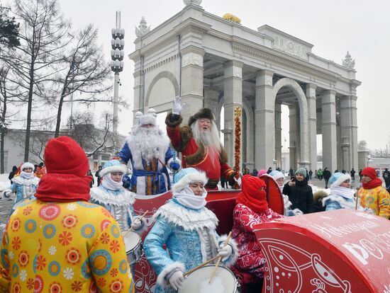 Выставка "Россия". День Деда Мороза: Соок Ирей и Кодзыд Поль