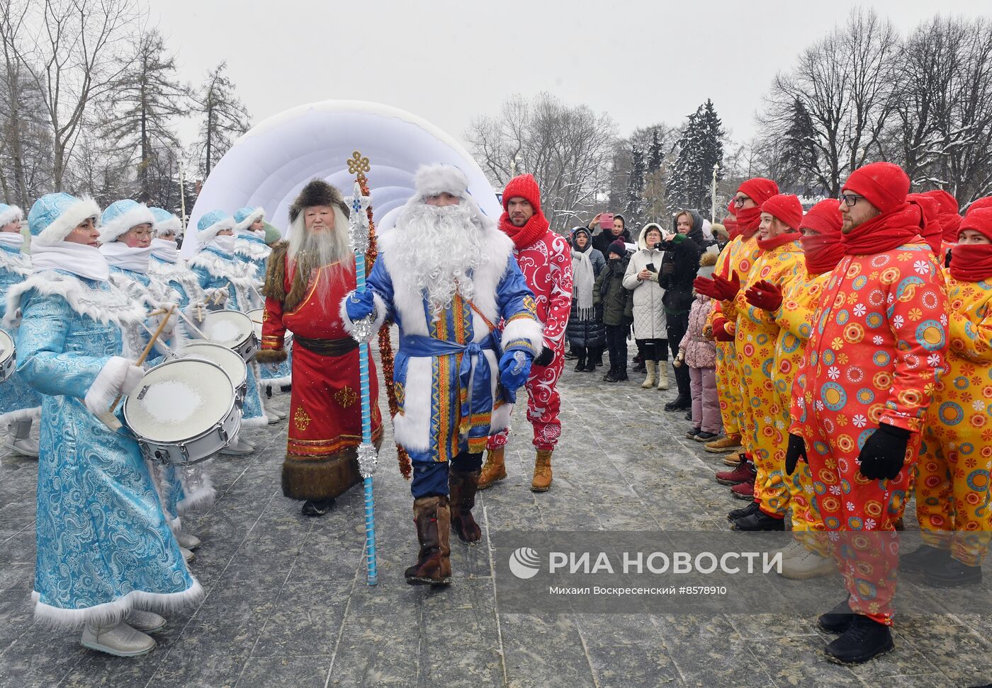 Выставка "Россия". День Деда Мороза: Соок Ирей и Кодзыд Поль