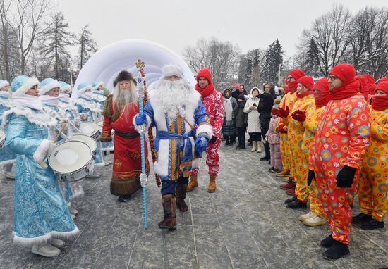 Выставка "Россия". День Деда Мороза: Соок Ирей и Кодзыд Поль