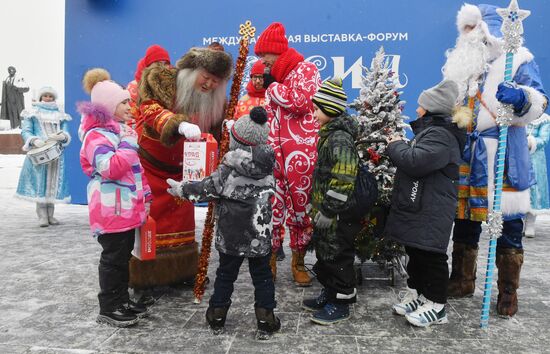 Выставка "Россия". День Деда Мороза: Соок Ирей и Кодзыд Поль