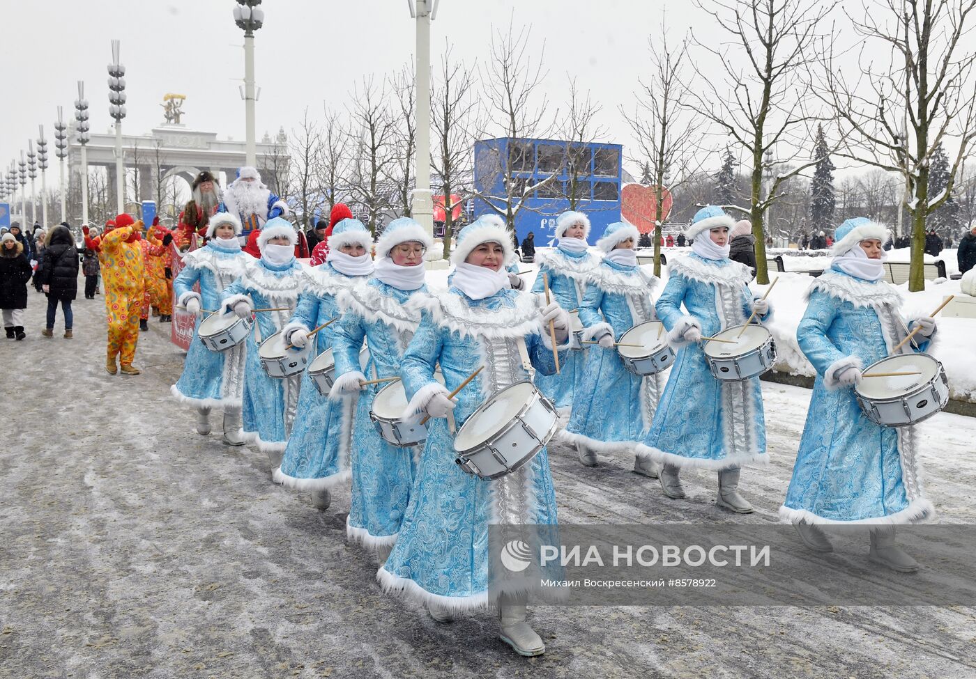 Выставка "Россия". День Деда Мороза: Соок Ирей и Кодзыд Поль