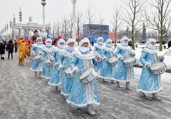 Выставка "Россия". День Деда Мороза: Соок Ирей и Кодзыд Поль