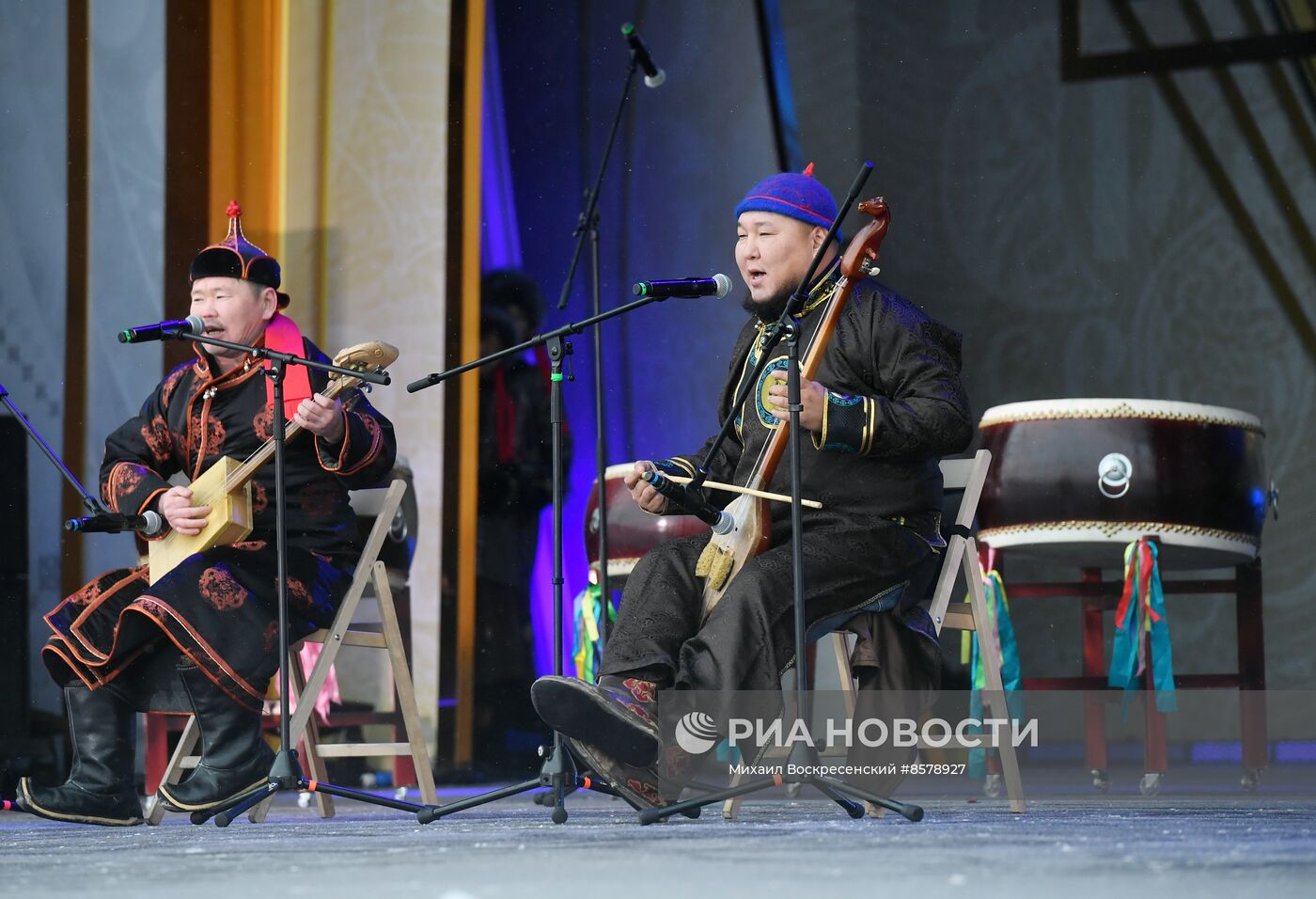 Выставка "Россия". День Деда Мороза: Соок Ирей и Кодзыд Поль