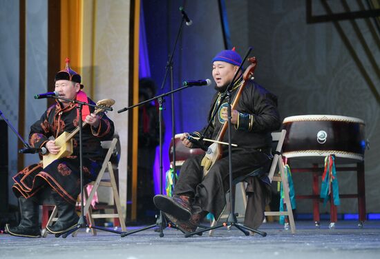 Выставка "Россия". День Деда Мороза: Соок Ирей и Кодзыд Поль