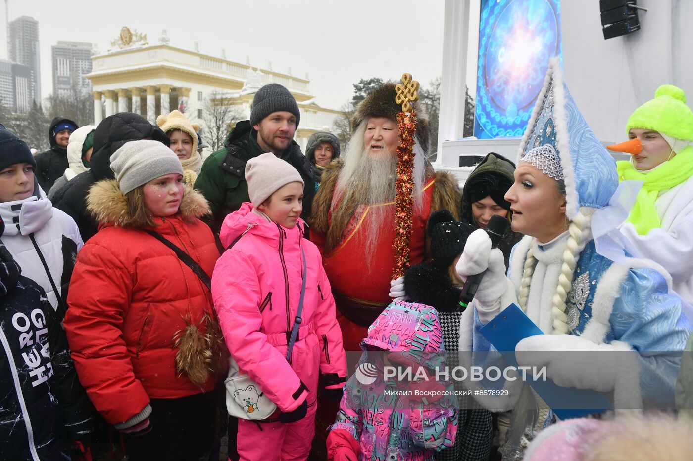 Выставка "Россия". День Деда Мороза: Соок Ирей и Кодзыд Поль