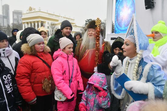 Выставка "Россия". День Деда Мороза: Соок Ирей и Кодзыд Поль