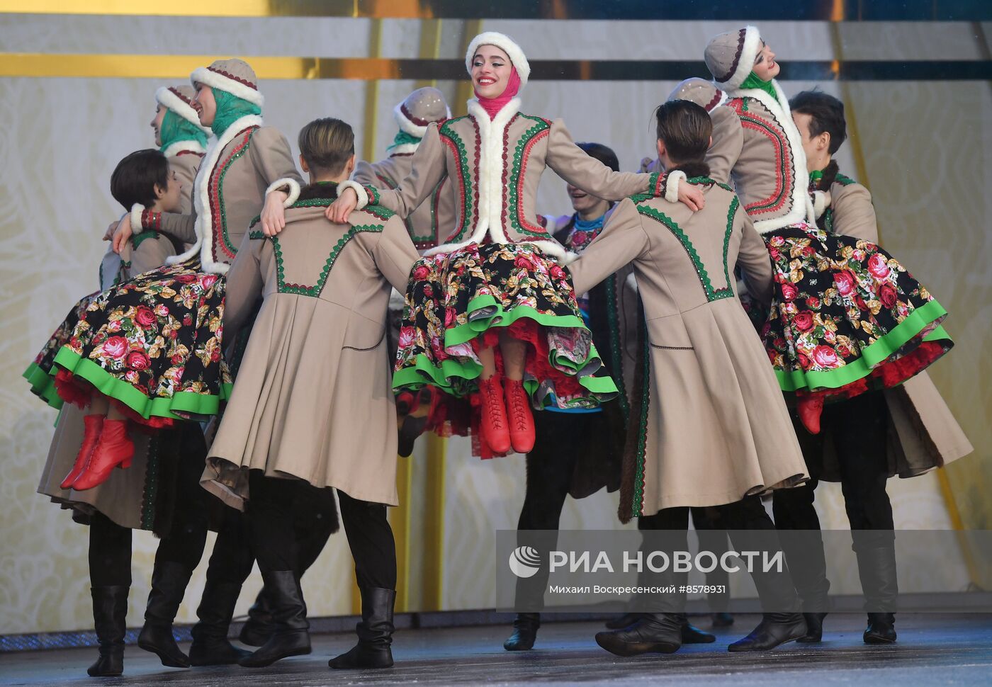 Выставка "Россия". День Деда Мороза: Соок Ирей и Кодзыд Поль