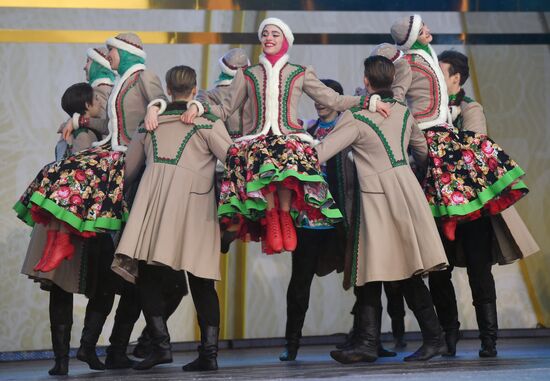 Выставка "Россия". День Деда Мороза: Соок Ирей и Кодзыд Поль