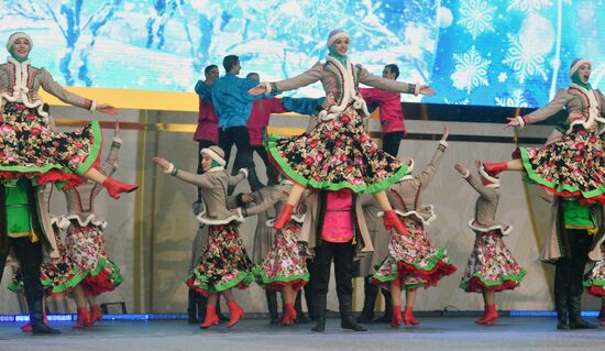 Выставка "Россия". День Деда Мороза: Соок Ирей и Кодзыд Поль