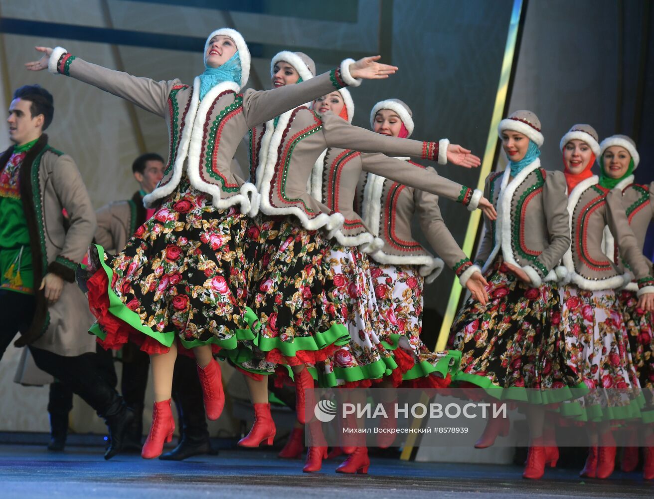 Выставка "Россия". День Деда Мороза: Соок Ирей и Кодзыд Поль