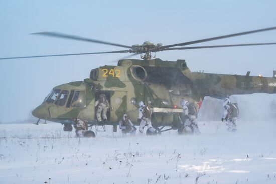 Занятия курсантов по боевой подготовке в Новосибирской области 